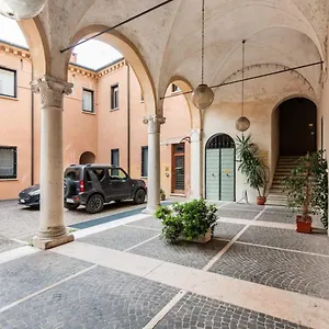 https://residenza-palazzo-petrozzani.it-lombardy.com